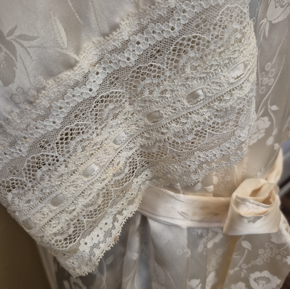Christian Dior Blush Floral Robe - Picture 10 of 16